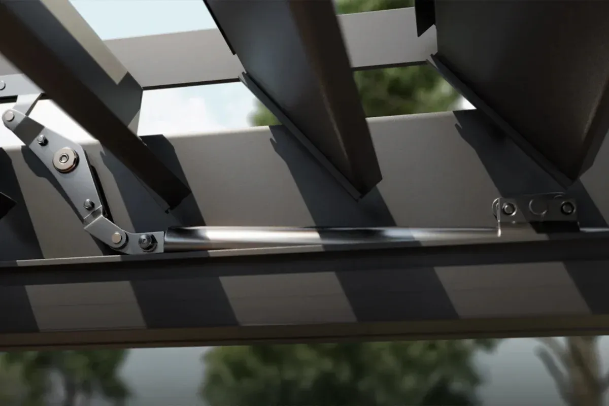 Arti matomas pergolos aliuminio mechanizmas su judančiomis lamelėmis ir tvirtinimo detalėmis.