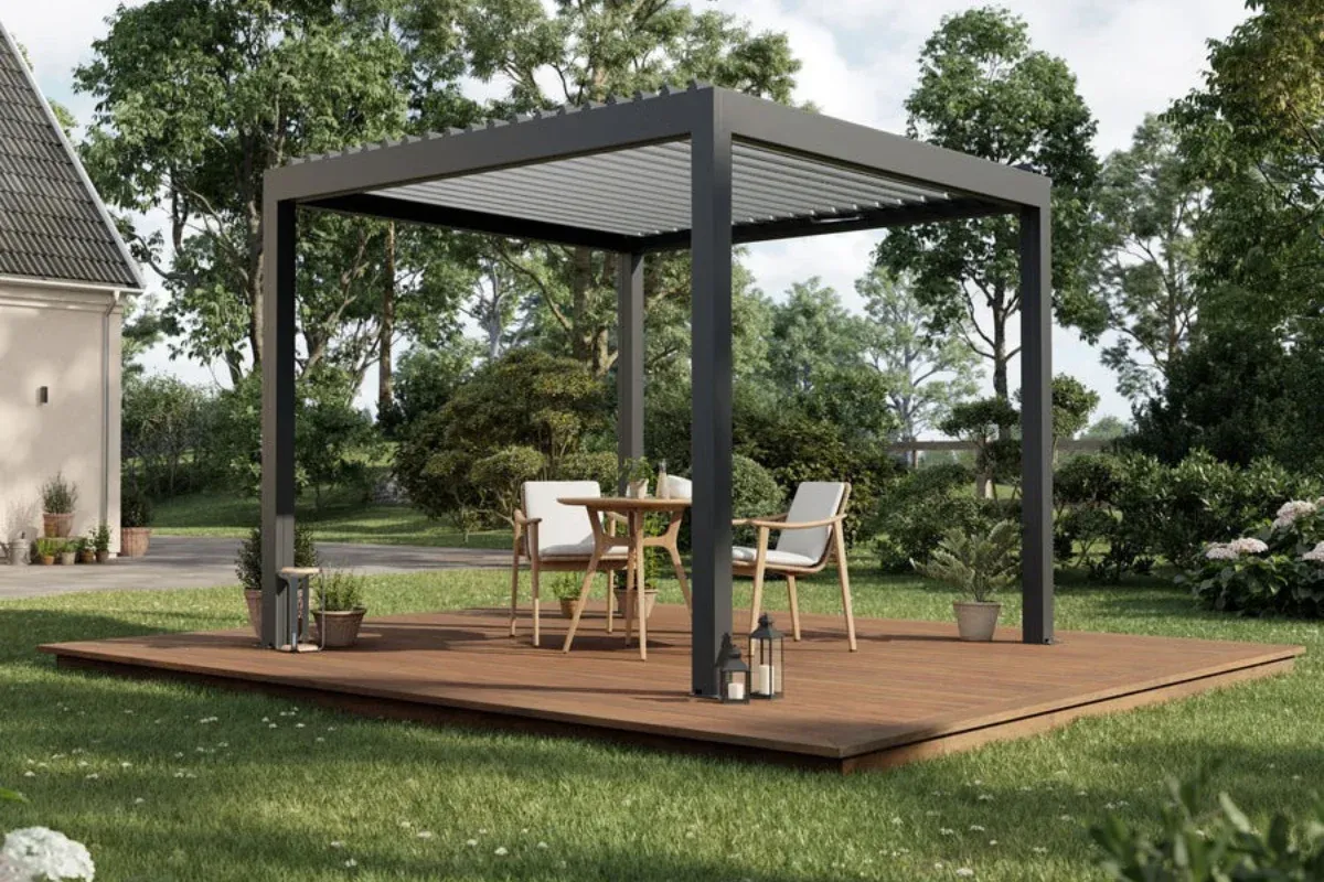 Lauko terasa su minimalistine pergola viduryje sodo, apstatyta mediniais baldais ir apsupta žalumos.