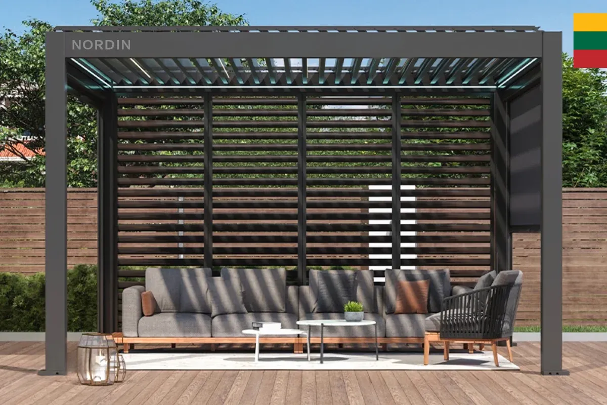 Stilinga lauko terasa su modernia pergola, horizontaliomis medinėmis žaliuzėmis ir minkštų baldų zona.