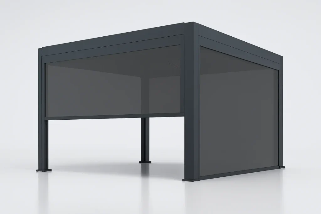 Tamsaus aliuminio pergolos modelis su trimis nuleistomis šoninėmis užuolaidomis neutralios foninės aplinkos vizualizacijoje.