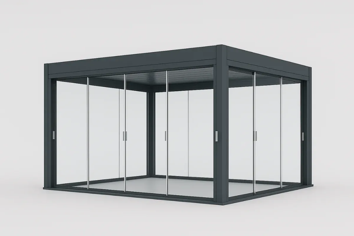 Aliuminio pergolos modelis su pilnai stiklinėmis slankiosiomis sienomis ir horizontaliu stogu, parodytas baltame fone.